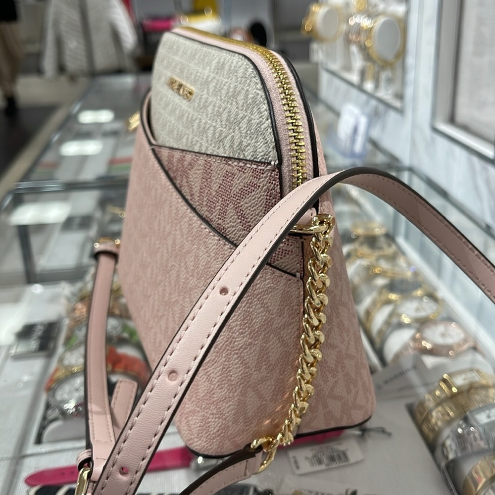 Michael Kors Jet Set Travel Md Color-Block Signature Logo Crossbody
Powder Blush - Picture 14 of 16